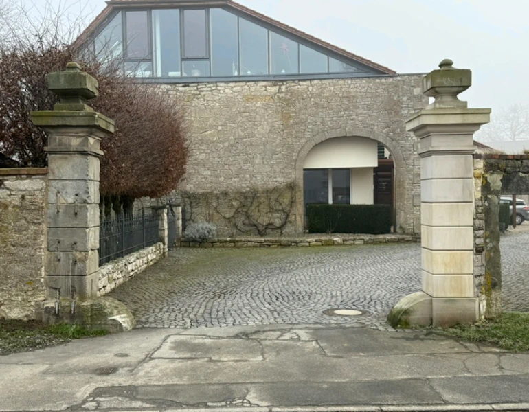 Hofeinfahrt mit restaurierter Säule