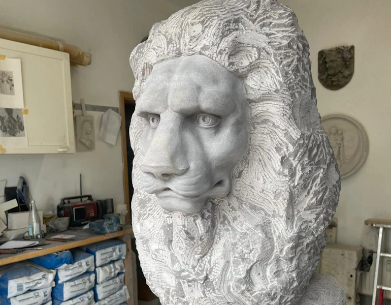 Steinerner Löwenkopf im Atelier