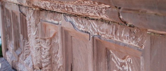 Balkon mit zu restaurierenden Schäden