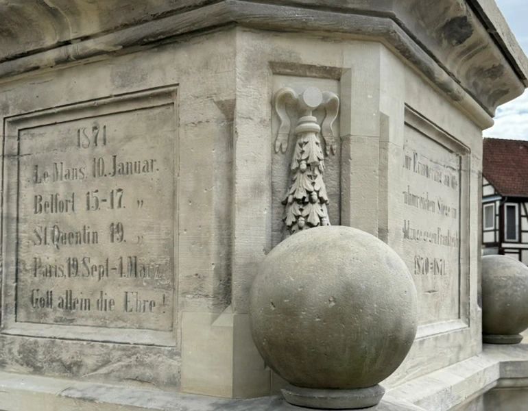 Restaurierter Sockel