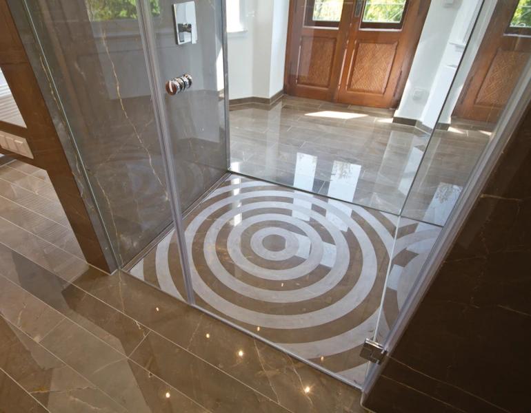 Marmorbad mit Duschkabine