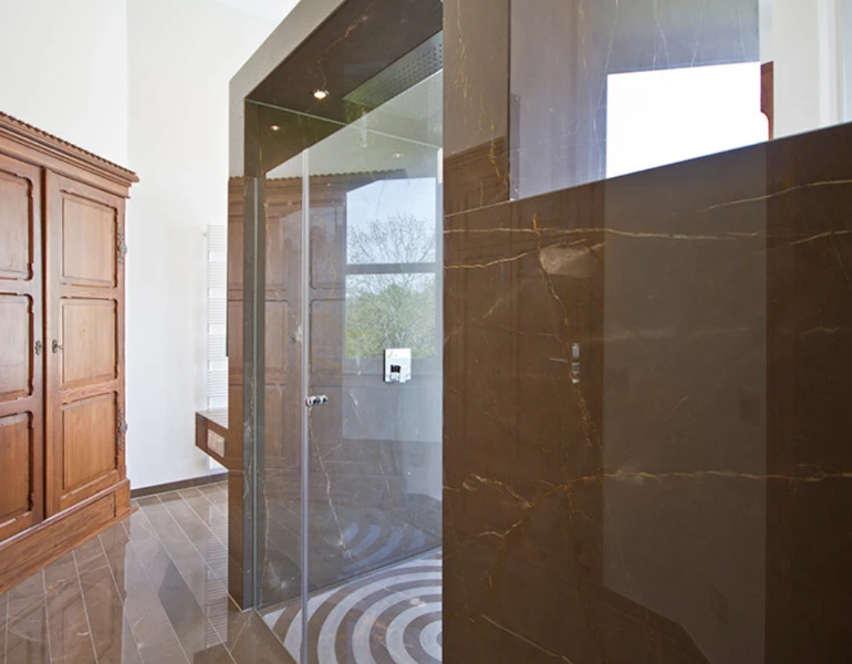 Marmorbad mit Duschkabine, Details