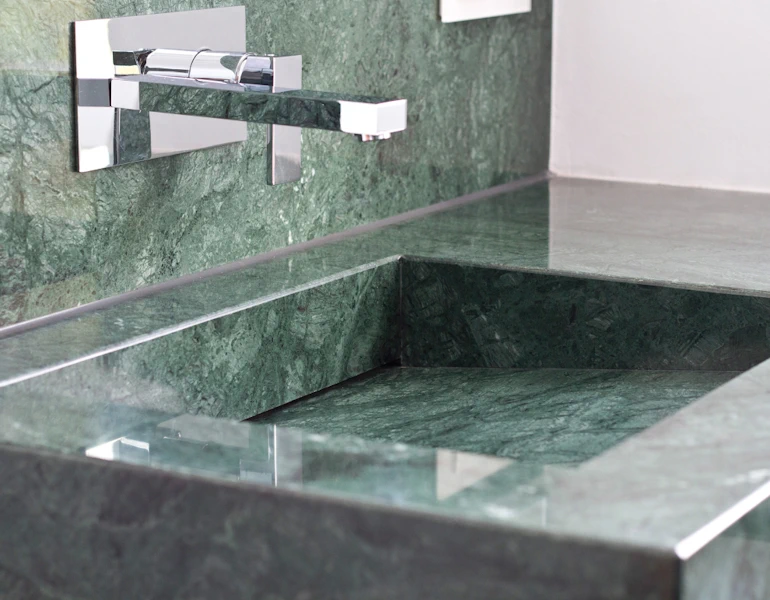 Waschbecken aus grünem Marmor