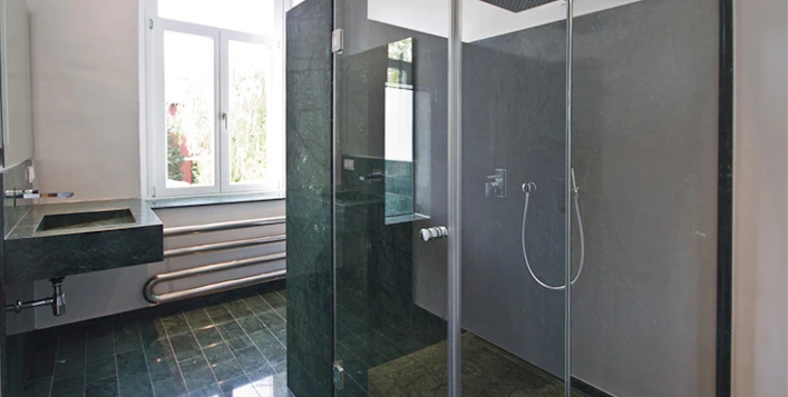 Bad aus grünem Marmor